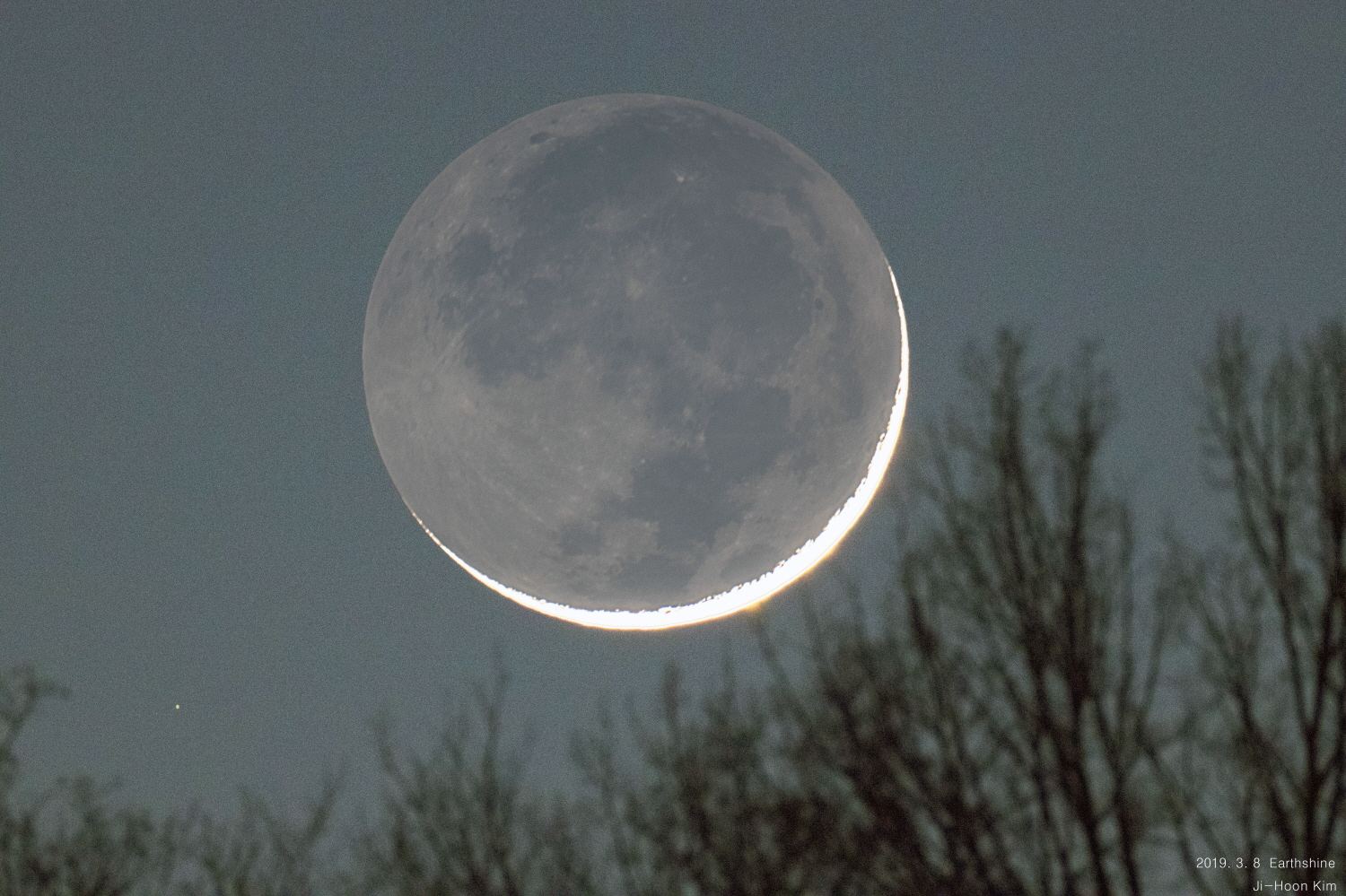 [크기변환]2019.3.8_Earthshine_(지구조).jpg__배경_-_이름.jpg