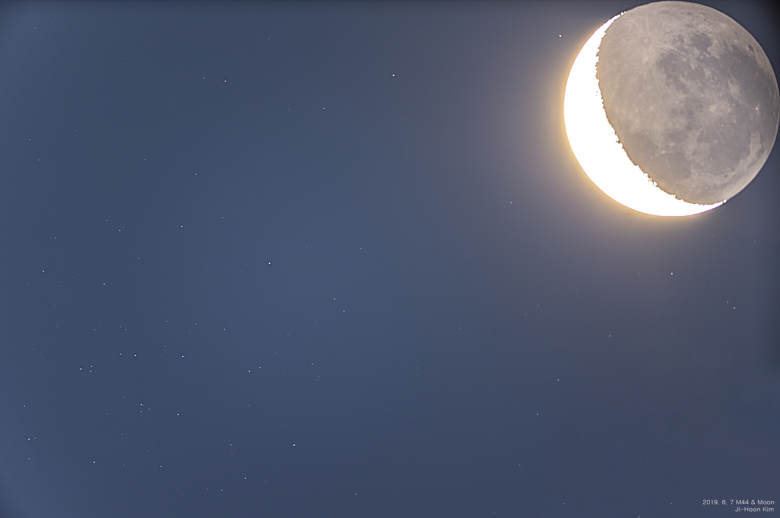 [크기변환]2019._6._7_Moon_&_M44_.jpg_-_망원경버전.jpg_-_이름.jpg